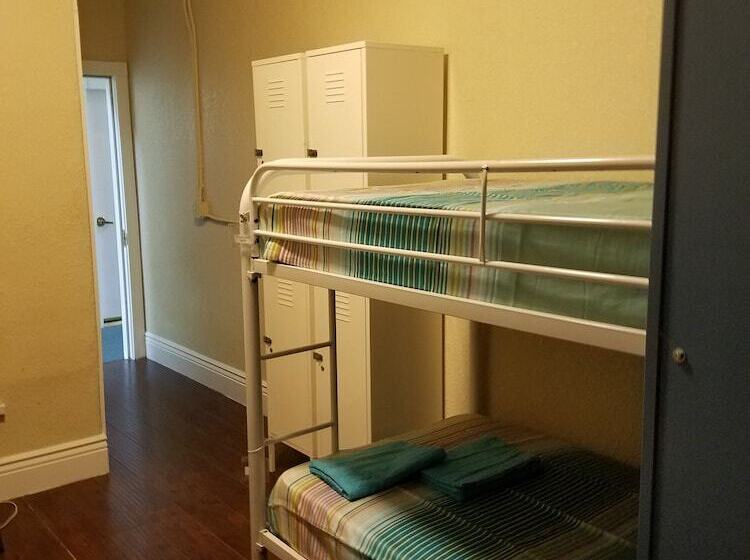 سرير فى غرفة مشتركة مزودة بحمام مشترك, Orange Village Hostel