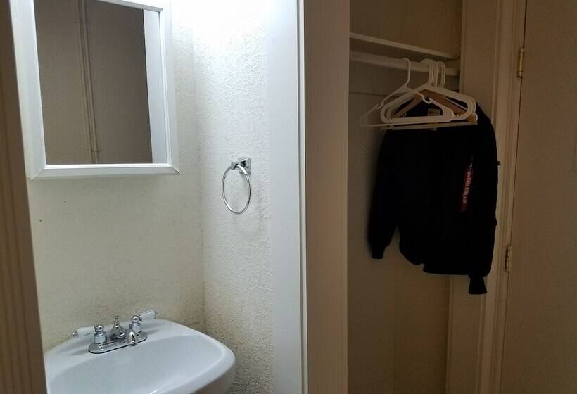 سرير فى غرفة مشتركة مزودة بحمام مشترك, Orange Village Hostel