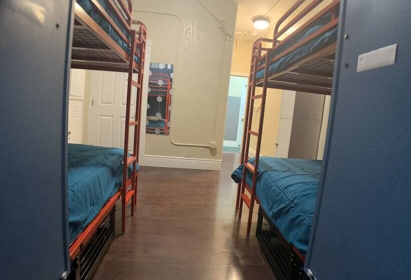 سرير فى غرفة مشتركة مزودة بحمام مشترك, Orange Village Hostel