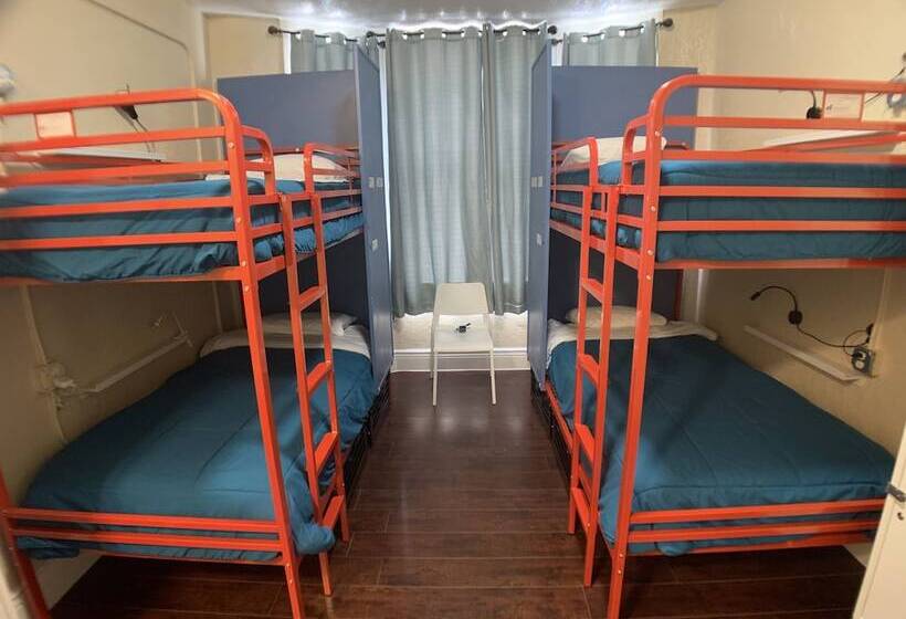 سرير فى غرفة مشتركة مزودة بحمام مشترك, Orange Village Hostel