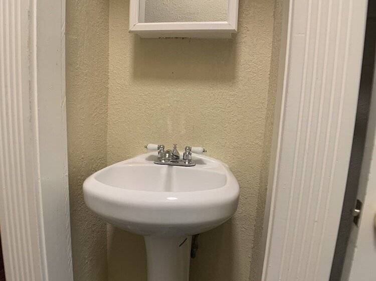 سرير فى غرفة مشتركة مزودة بحمام مشترك, Orange Village Hostel