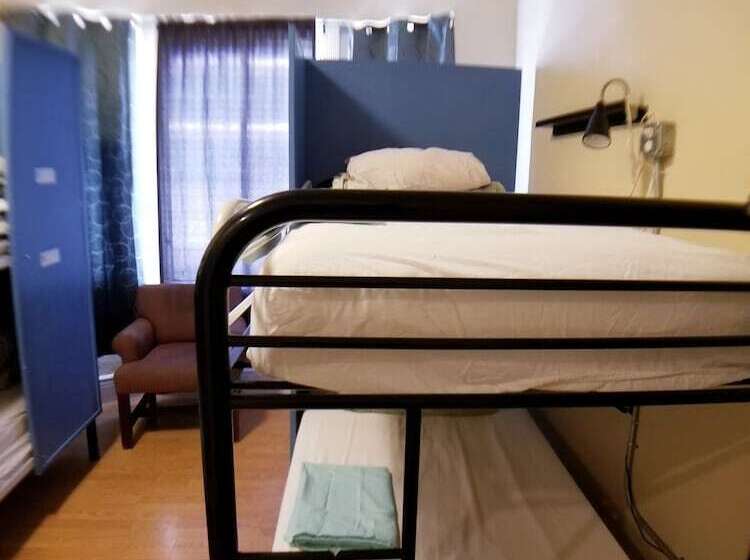 سرير فى غرفة مشتركة مزودة بحمام مشترك, Orange Village Hostel