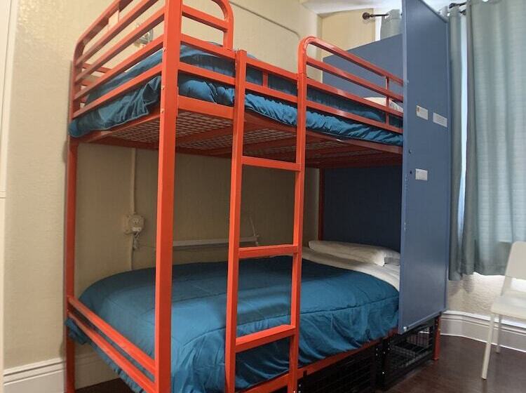 공용 욕실 구비 공동 객실 내의 침대, Orange Village Hostel