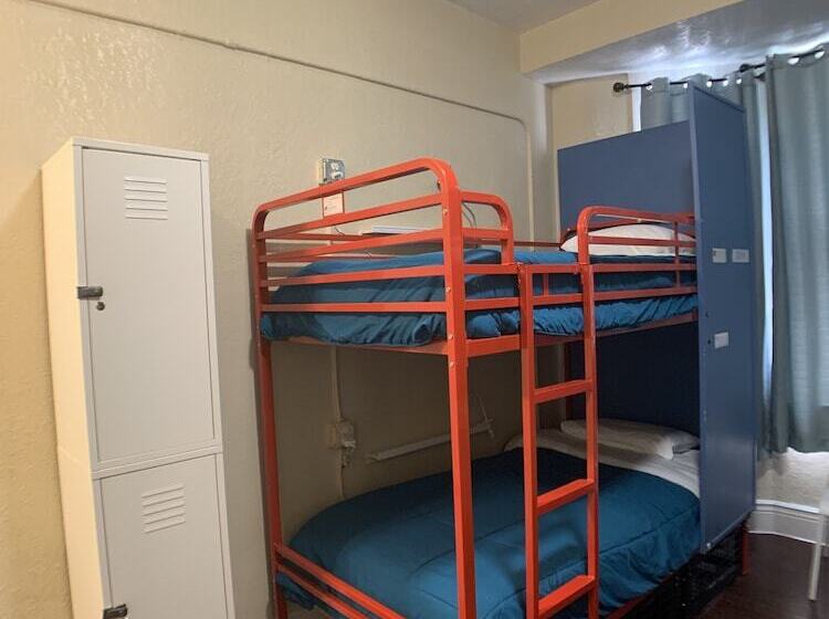 سرير فى غرفة مشتركة مزودة بحمام مشترك, Orange Village Hostel