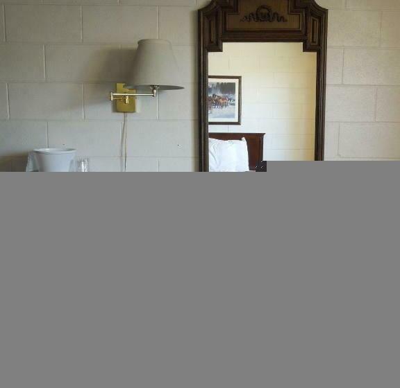 标准间, The Pines Motel