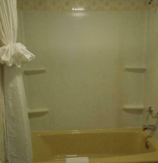 جناح, The Pines Motel