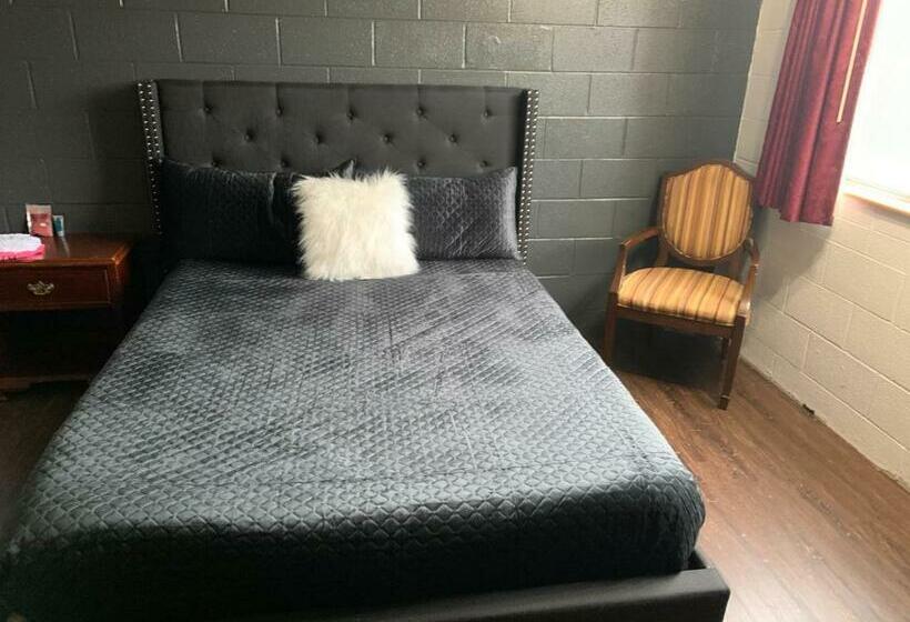 带大床的复式套间, The Pines Motel