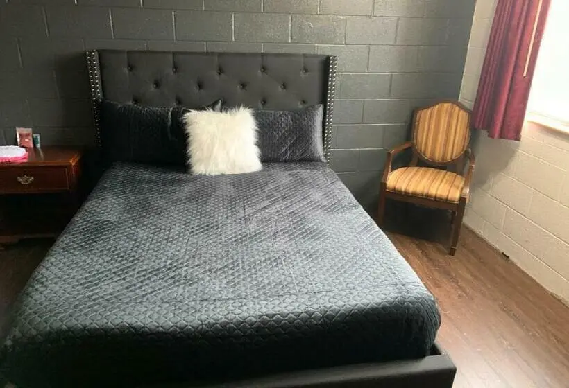 Deluxe Suite King Bed, The Pines Motel