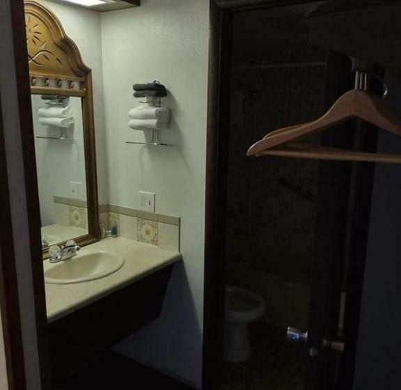 带大床的复式套间, The Pines Motel