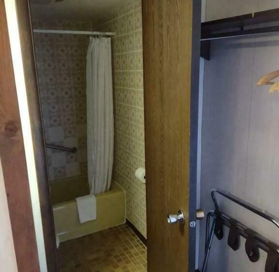 带大床的复式套间, The Pines Motel