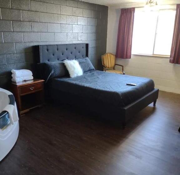 带大床的复式套间, The Pines Motel