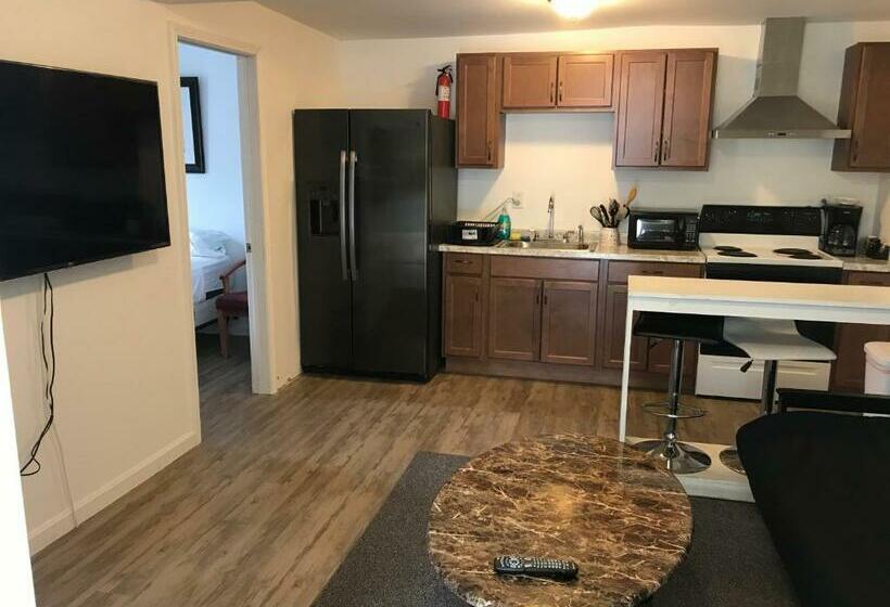 דירת שני חדרים, Windsor Motel