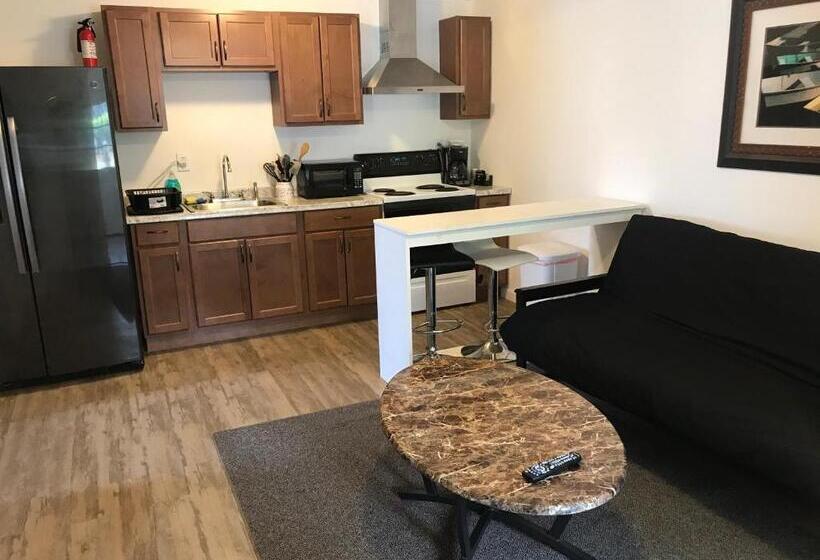 דירת שני חדרים, Windsor Motel