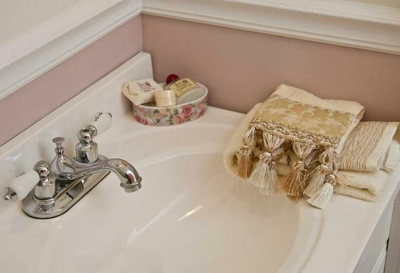 غرفة ديلوكس, Anne's White Columns Inn