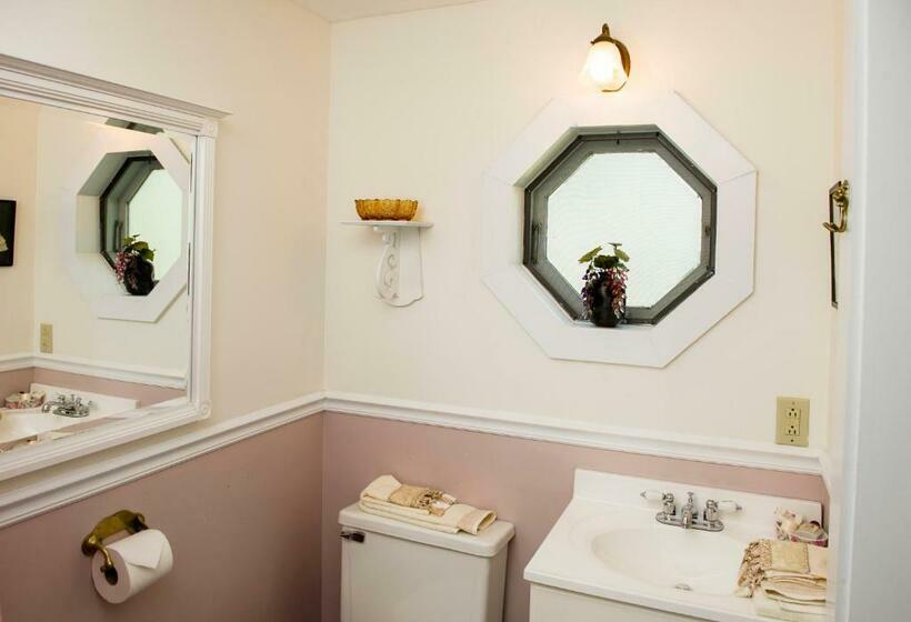 غرفة ديلوكس, Anne's White Columns Inn