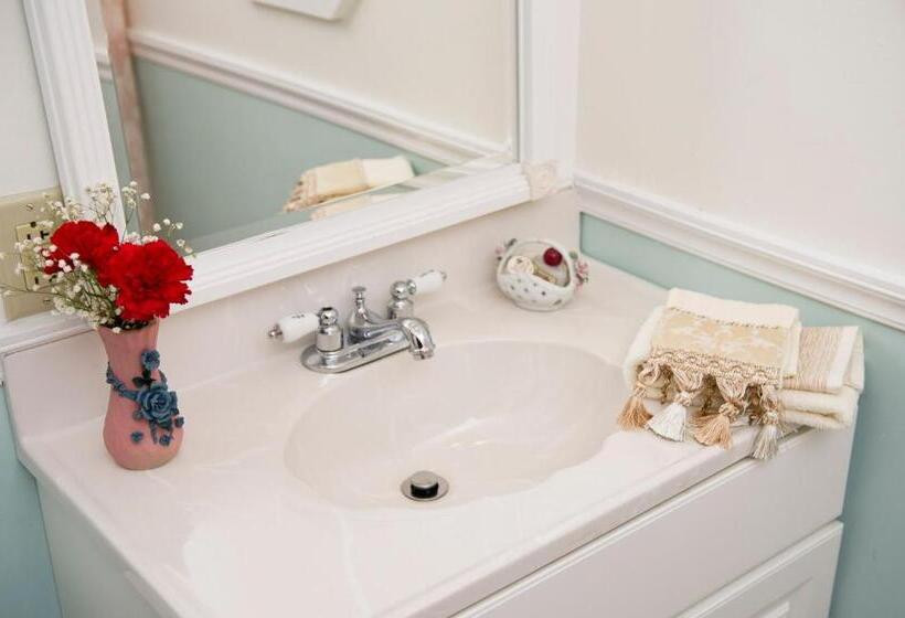 غرفة قياسية, Anne's White Columns Inn