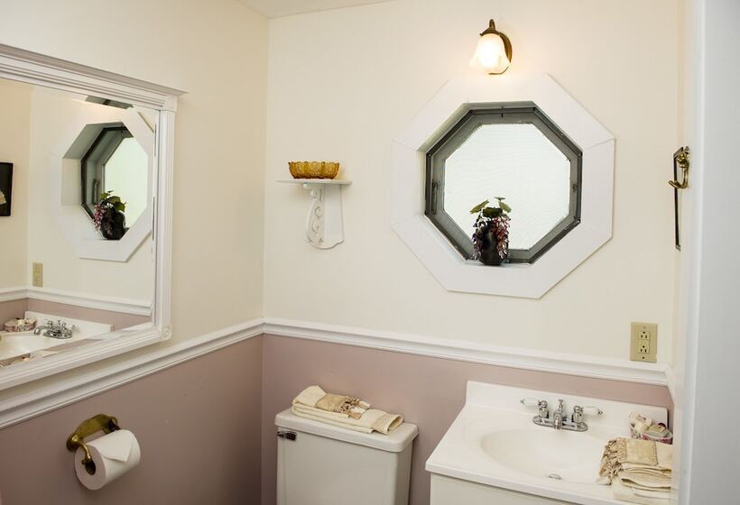 غرفة قياسية, Anne's White Columns Inn