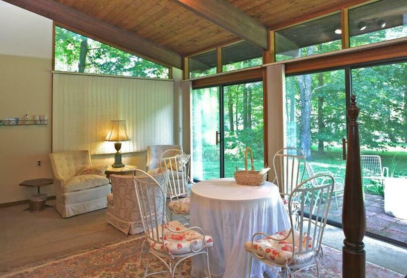 سوئیت 2 خوابه, The Cottage