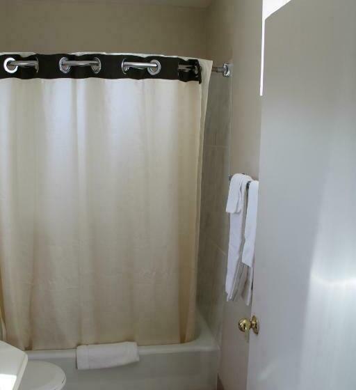 غرفه قياسيه سريرين مزدوجين, American Motor Inn   Rock Island