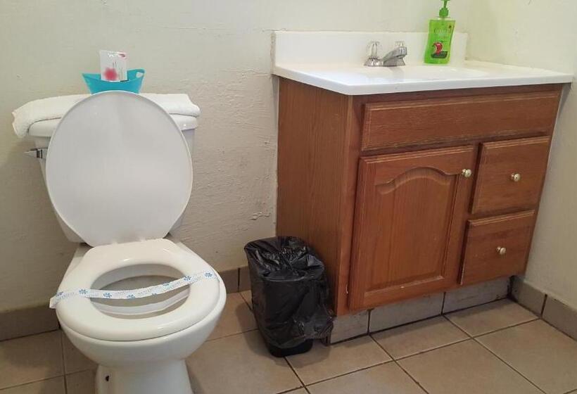 패밀리 룸, Pacific Motel