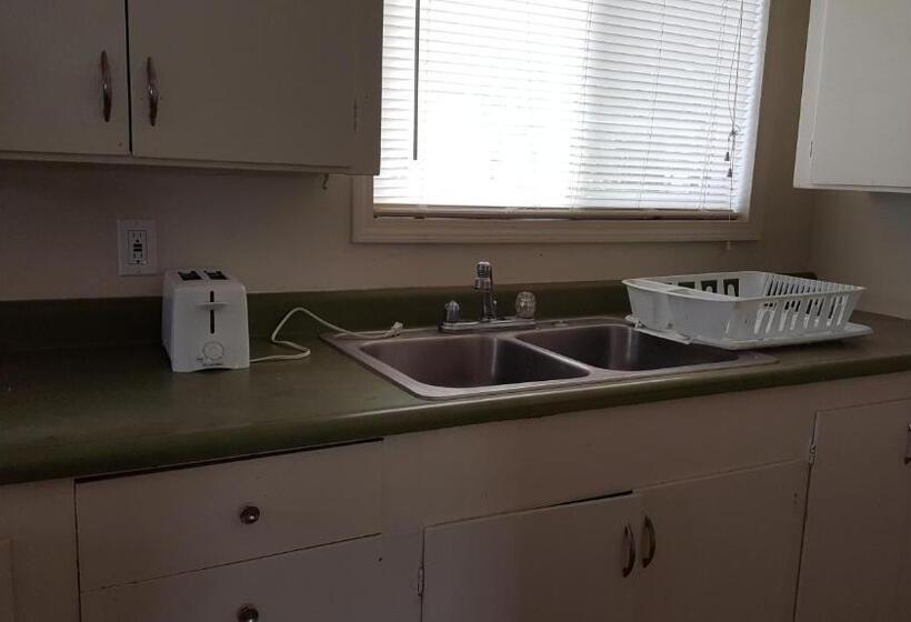 패밀리 스위트, Pacific Motel