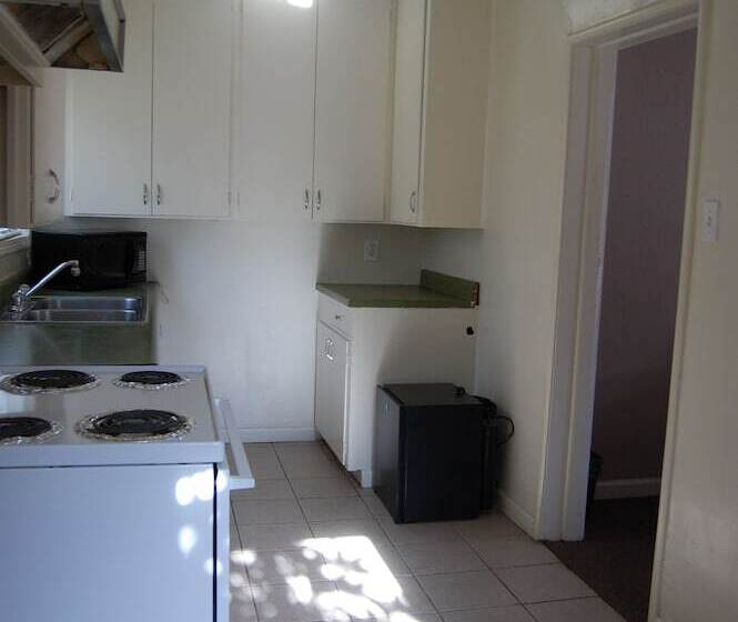 패밀리 룸, Pacific Motel