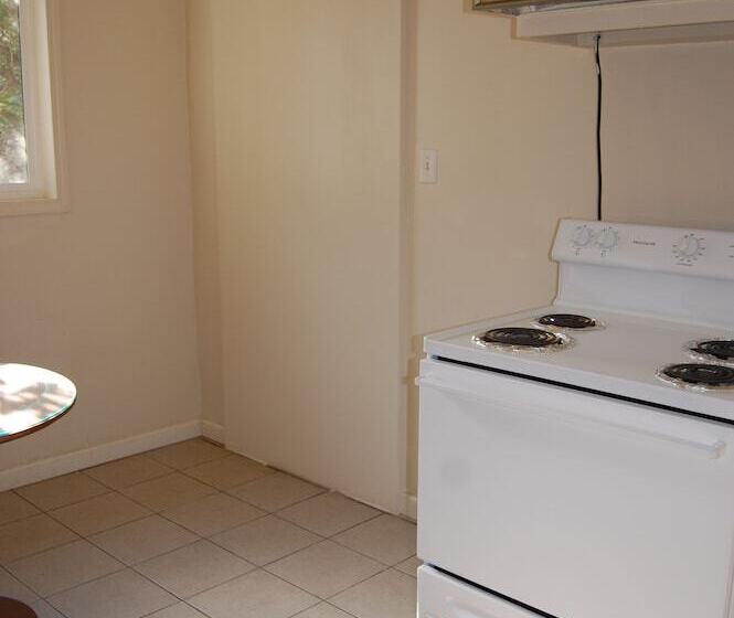 패밀리 룸, Pacific Motel