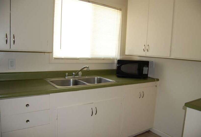 패밀리 룸, Pacific Motel