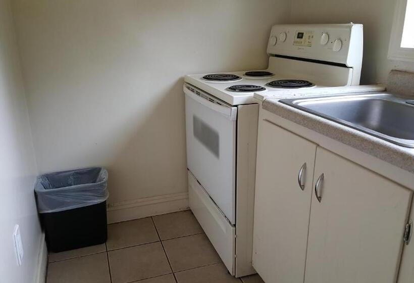 패밀리 스위트, Pacific Motel