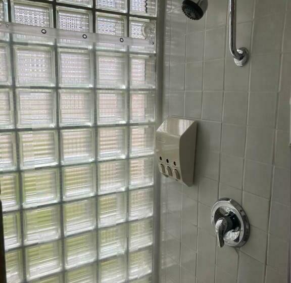 带特大床的标准间, Tillicum Beach Motel   Formerly Deane S Oceanfront Lodge