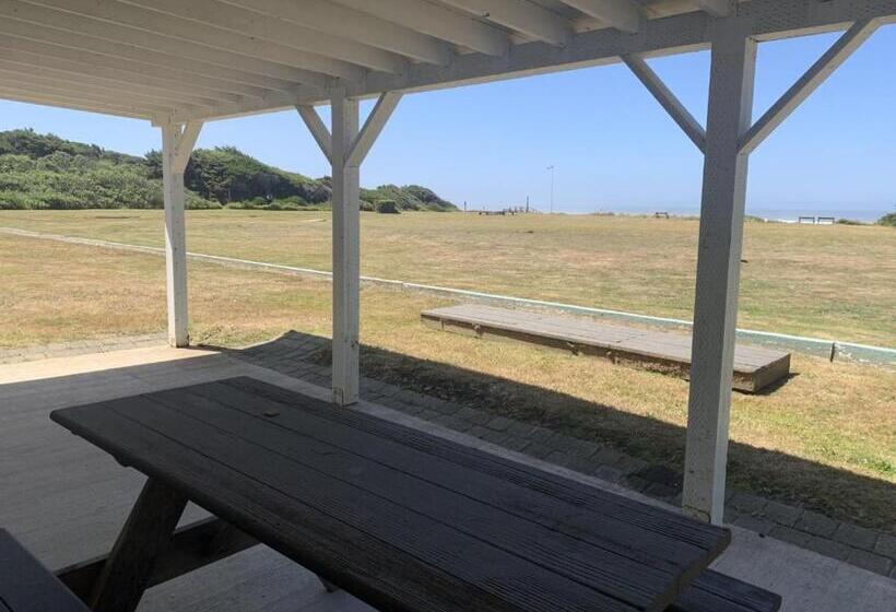 带大床的套房, Tillicum Beach Motel   Formerly Deane S Oceanfront Lodge