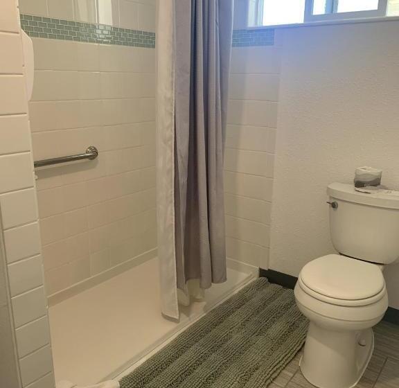 带大床的套房, Tillicum Beach Motel   Formerly Deane S Oceanfront Lodge