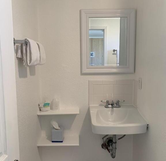 带大床的套房, Tillicum Beach Motel   Formerly Deane S Oceanfront Lodge