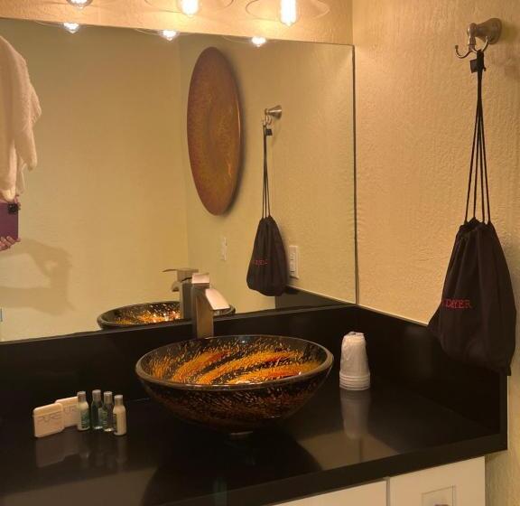 Полулюкс, Bay Harbor Lodge