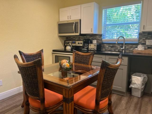 جناح جونيور, Bay Harbor Lodge