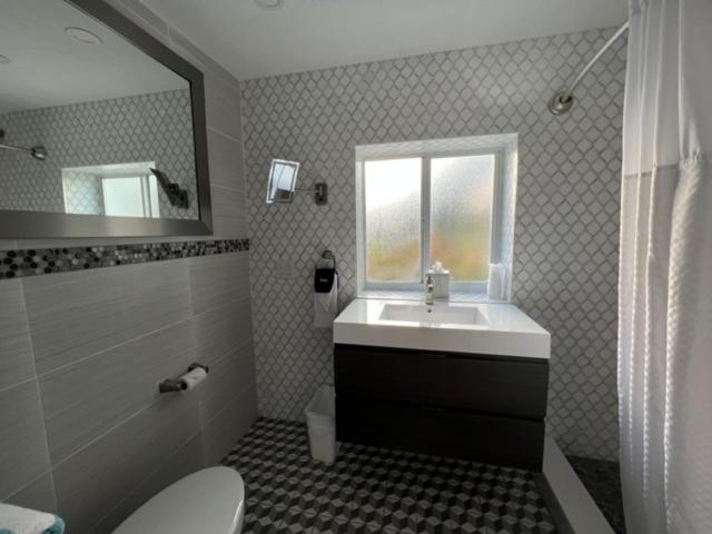 Люкс, Bay Harbor Lodge