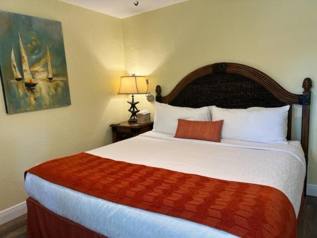 חדר סטנדרט עם מיטת קינג, Bay Harbor Lodge