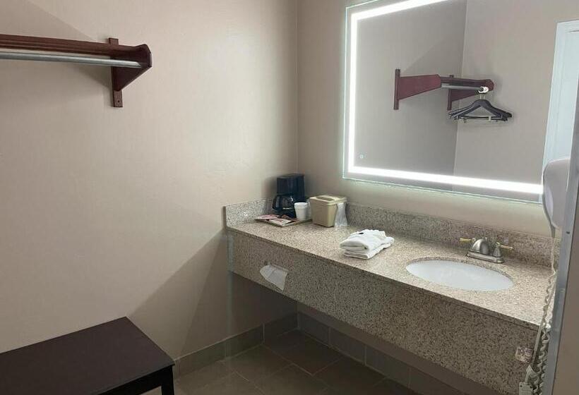 身障者適用キングサイズベッドルーム, Pinetree Inn