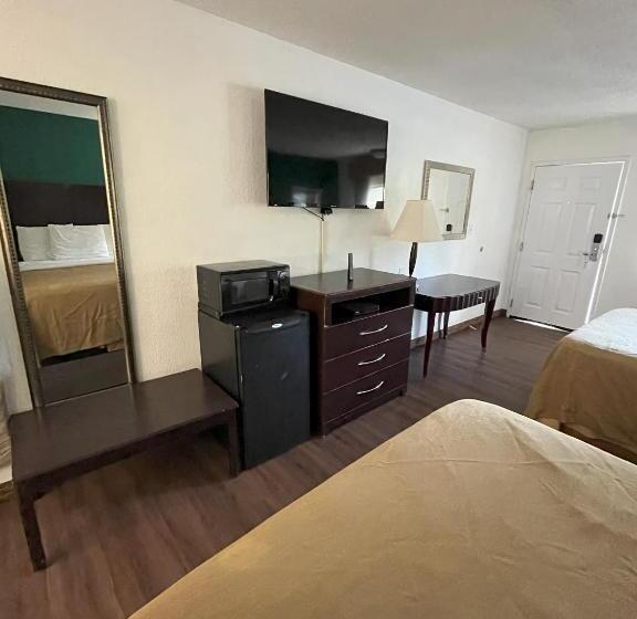 带2个双人床的标准工作室, Pinetree Inn
