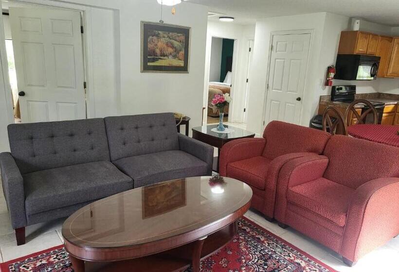 Cabana, Pinetree Inn