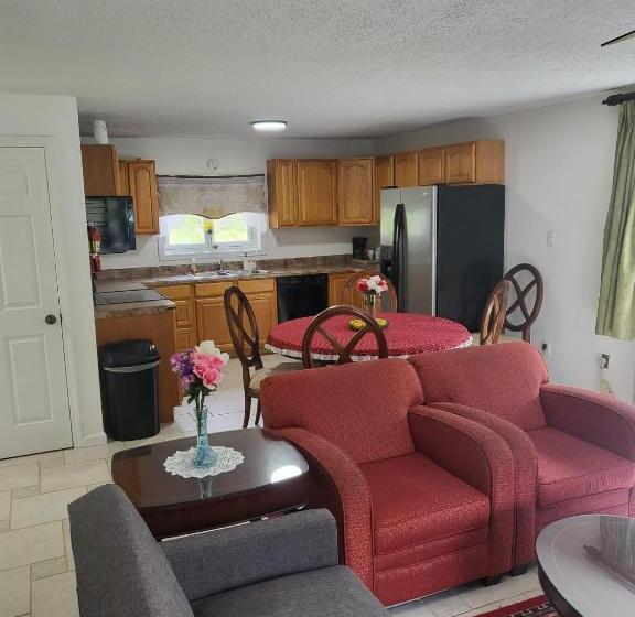 キャビン, Pinetree Inn