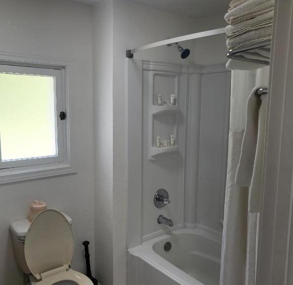 キャビン, Pinetree Inn