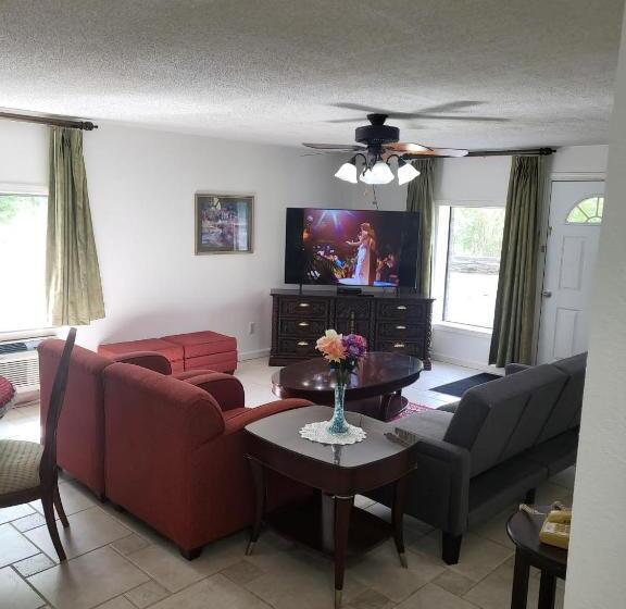 キャビン, Pinetree Inn