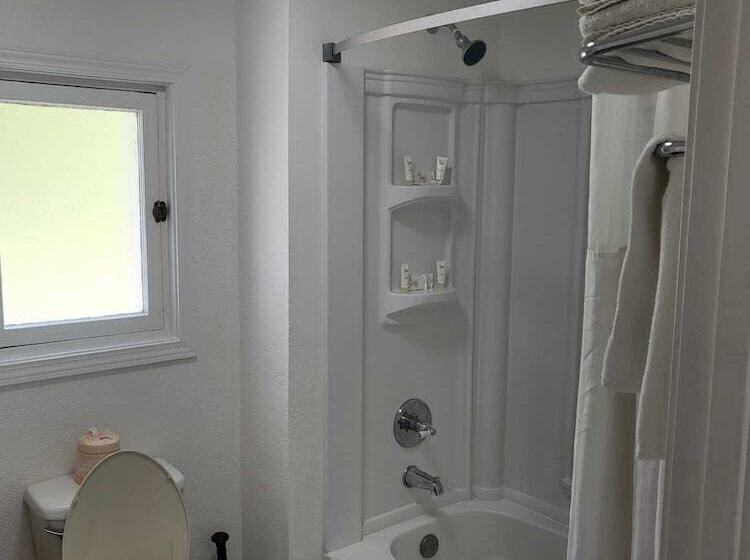 Cabana, Pinetree Inn