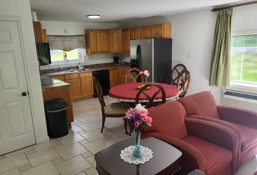 キャビン, Pinetree Inn