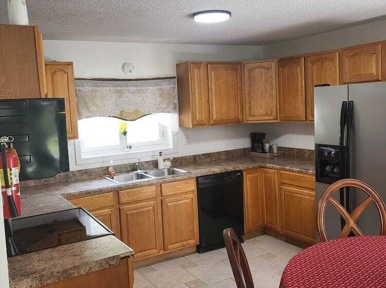 キャビン, Pinetree Inn