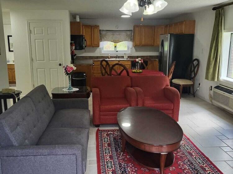 キャビン, Pinetree Inn