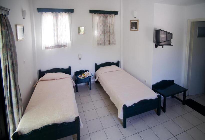 غرفة قياسية مطلّة علي حمام السباحة, Aiolos