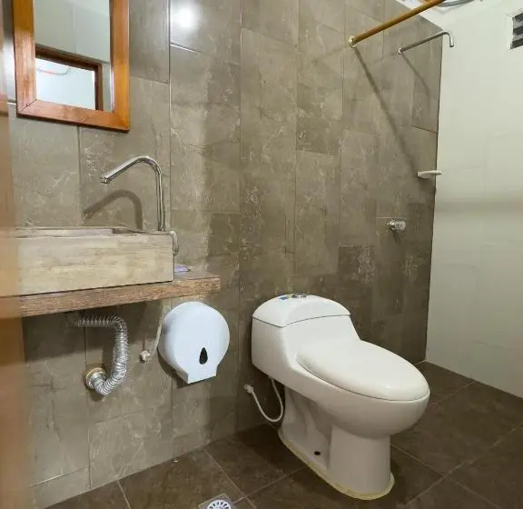 اتاق استاندارد سه نفره, La Plazoleta