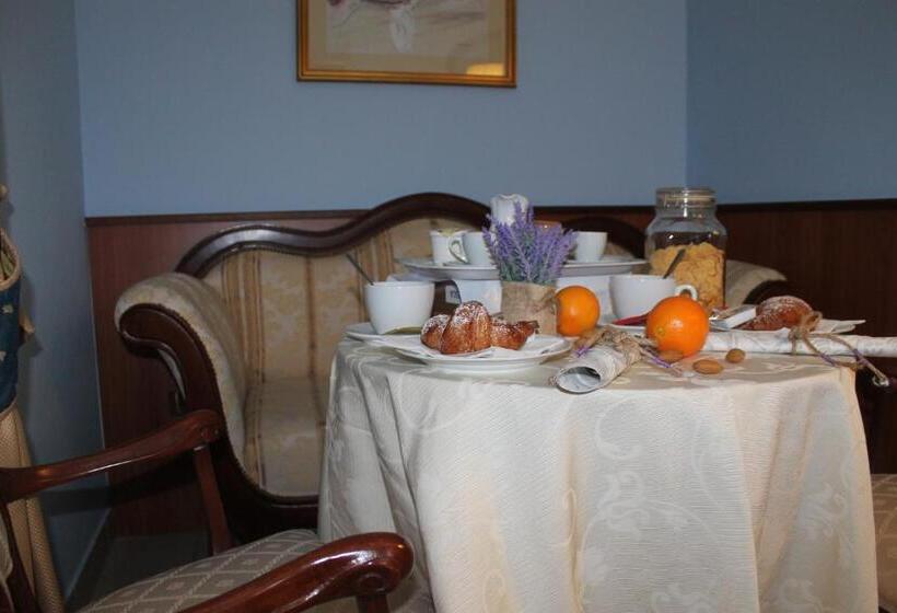 غرفة قياسية ثلاثية, Malaga